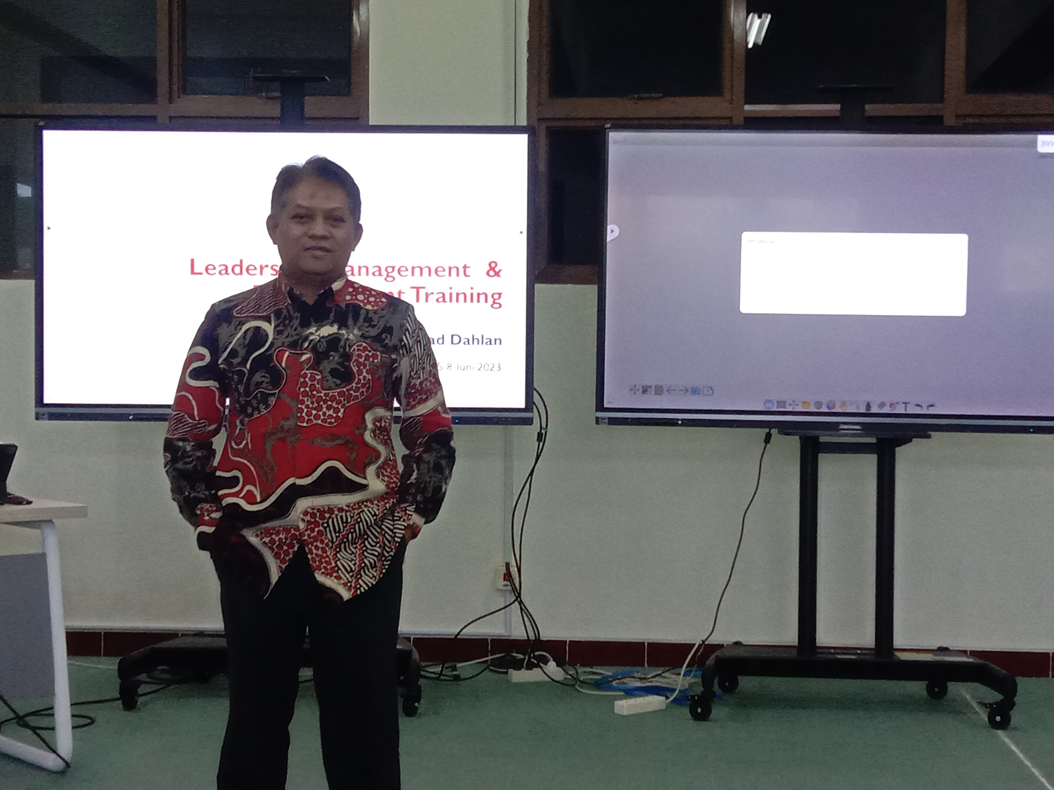 Prof. Muttaqin pada sesi pertama materi Authentic Leadership