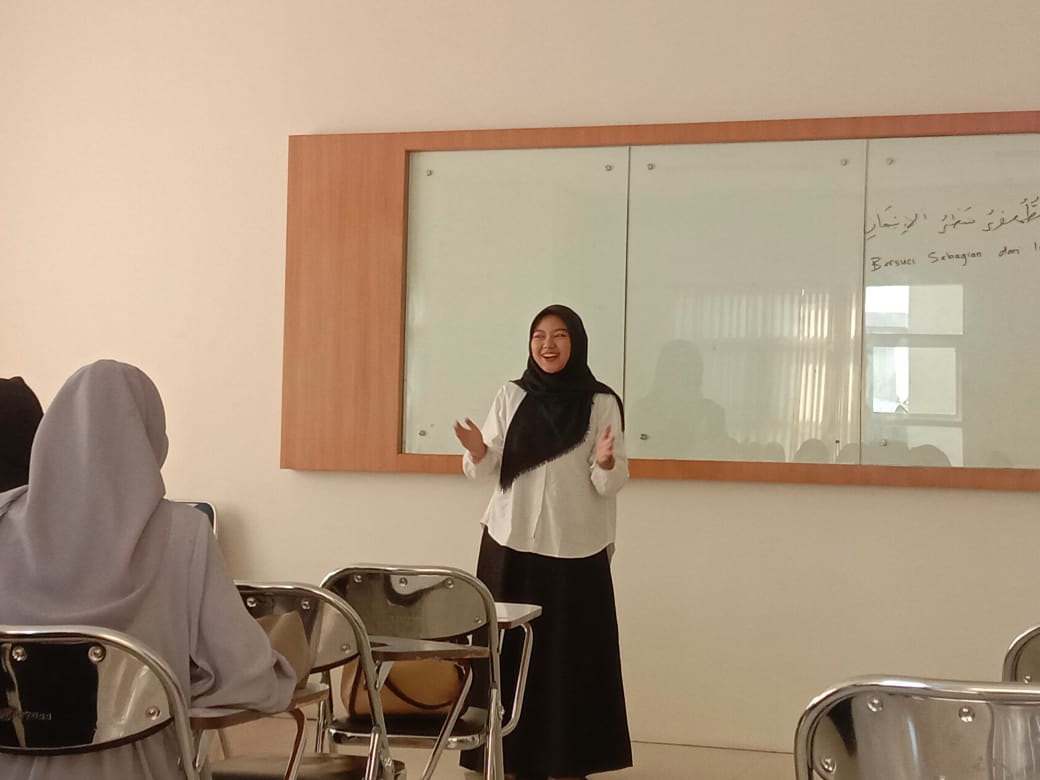 Siti Fatimah mahasiswa PAI UAD sedang melakukan micro teaching di hadapan audiens. Dokumen foto: Pribadi.