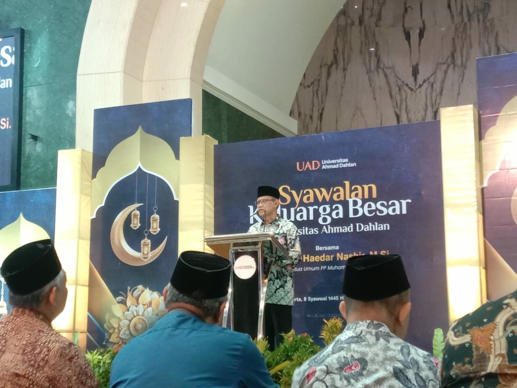 Prof. Dr. H. Haedar Nashir, M.Si memberikan tausyiah pada Syawalan UAD tahun 2024