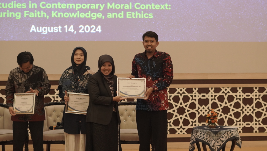 Penghargaan kepada Prodi PAI UAD sebagai "⁠The Most Contributed Study Program" yang diterima langsung oleh Kaprodi PAI UAD, Yazida Ichsan, M.Pd.