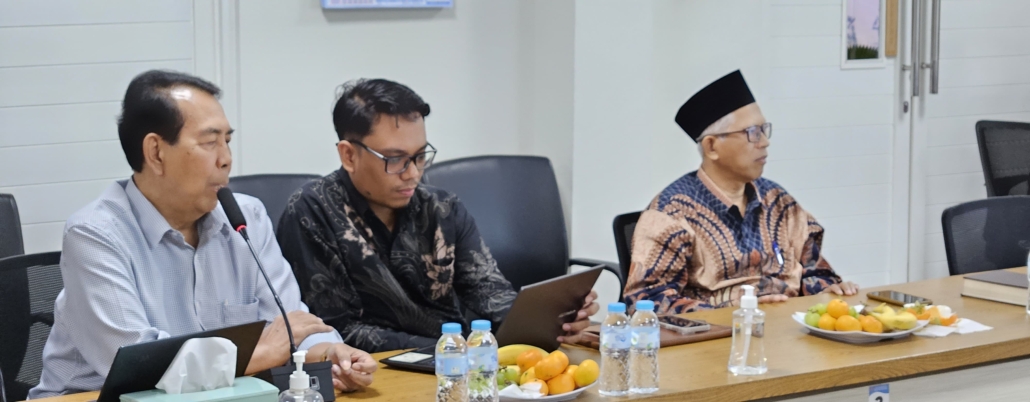 kiri-kanan: Prof. Siswanto Masruri, M.A (Kaprodi S3 Studi Islam UAD), Dr. Arif Rahman, M.Pd.I (Dekan FAI UAD), Prof. Sutrisno, M.Ag (Anggota Majelis Diktilitbang PP Muhammadiyah)