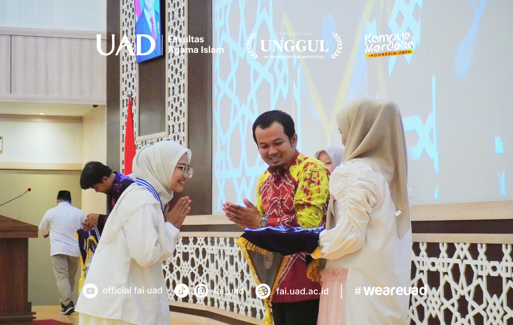 Prosesi Pengalungan Medali kepada WIsudawan/ti FAI Periode Mei 2025