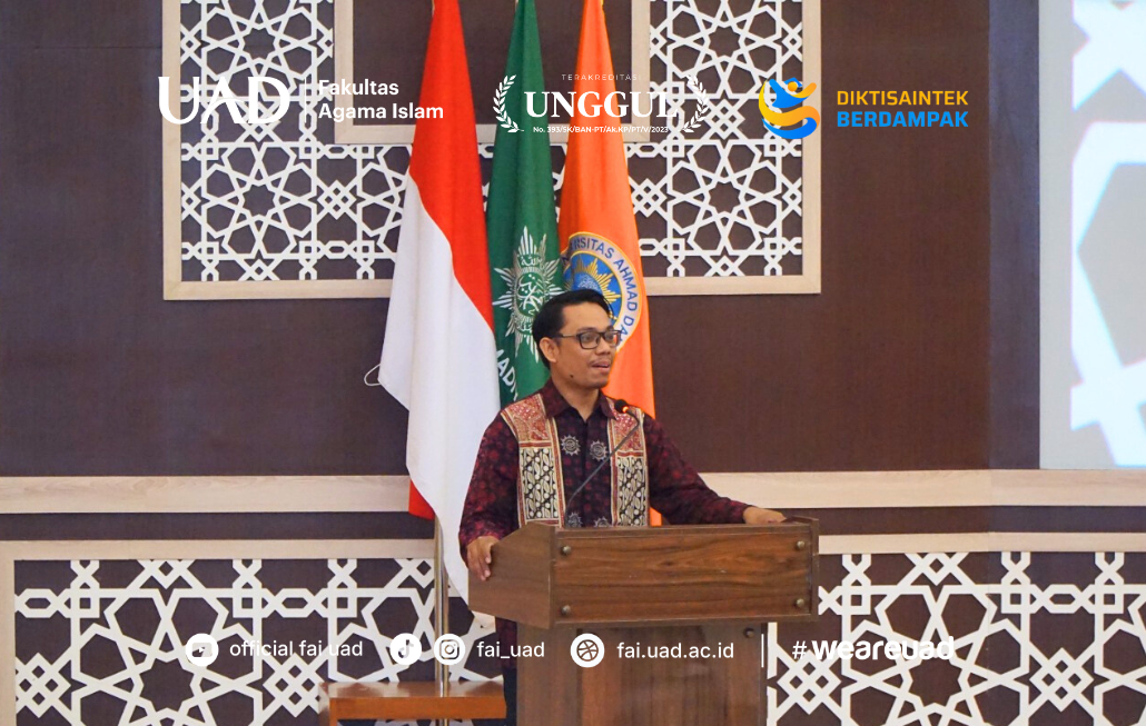 Dekan FAI UAD, Dr. Arif Rahman, M.Pd.I., sedang Memberikan Sambutan dan Pesan Kepada Wisudawan/ti FAI Periode IV 2024/2025