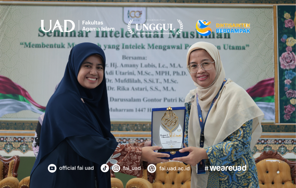 Prof. Dr. Rika Astari, S.S., M.A., Menerima Cenderamata dari Pondok Modern Darussalam Gontor Putri Kampus 1, Mantingan, Jawa Timur