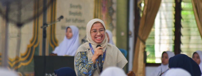 Prof. Dr. Rika Astari, S.S., M.A., menjadi narasumber di Pondok Modern Darussalam Gontor Putri Kampus 1, Mantingan, Jawa Timur