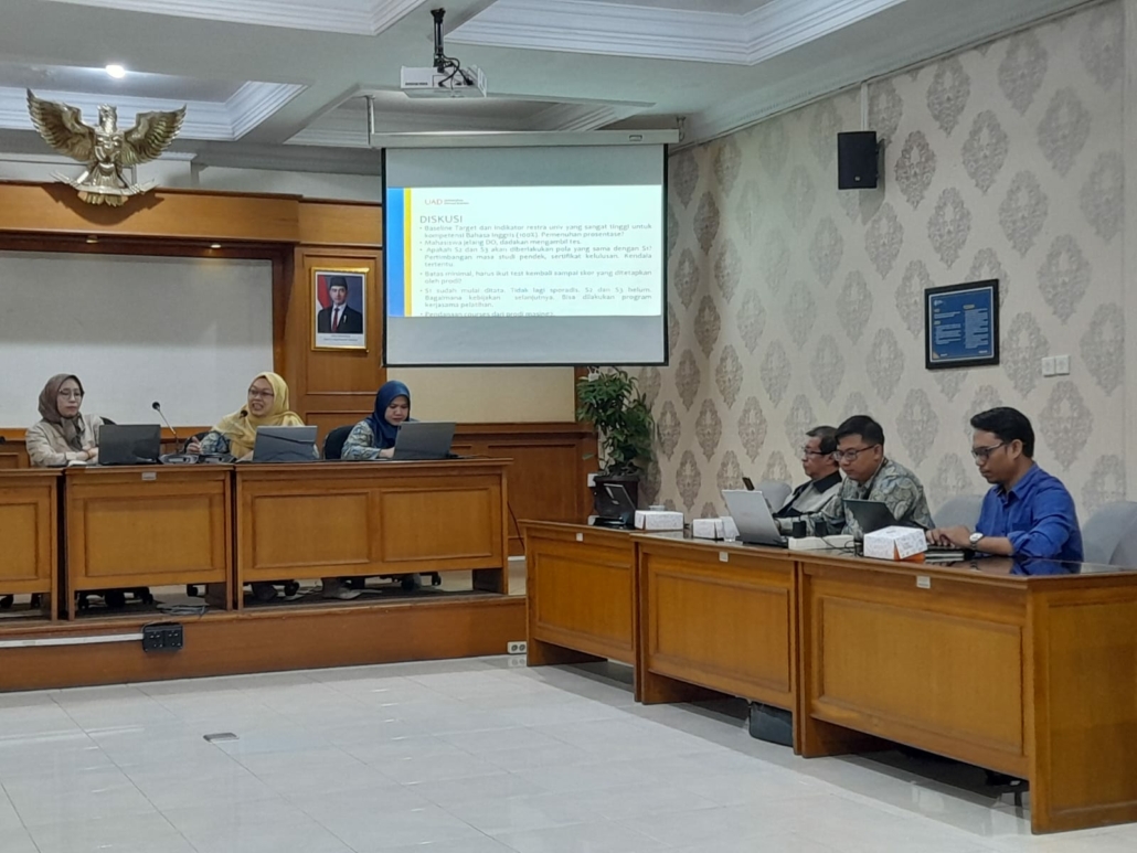 Dekan FAI UAD, Dr. Arif Rahman, M.Pd.I mengikuti forum Academic