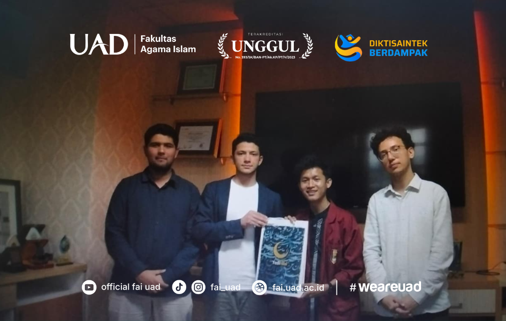 Moment Penyerahan Kenang-kenangan kepada IMM FAI UAD