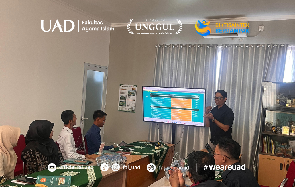 Dr. Arif Rahman menjelaskan tujuan kunjungan sekaligus mempresentasikan Program Doktor S3 Studi Islam UAD