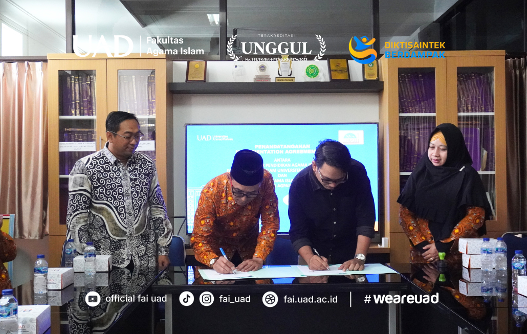 Prosesi penandatanganan Implementation Agreement oleh Ketua DPW DIY Ahmad Saifudin, S.Ag., M.S.I., dan Dekan FAI UAD Dr. Arif Rahman, M.Pd.I.