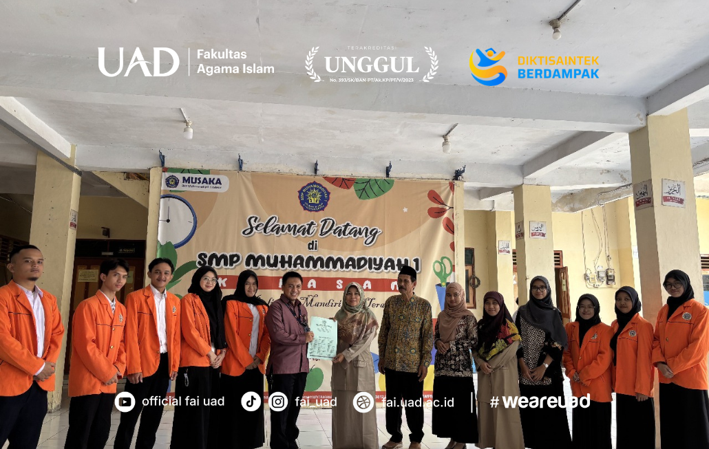 Penyerahan Berita acara penerjunan Mahasiswa PLP 2 kepada Ibu Nuryani, S.Pd.Si., M.Pd.Gr., Kepala SMP Muhammadiyah 1 Kalasan (salah satu mitra)