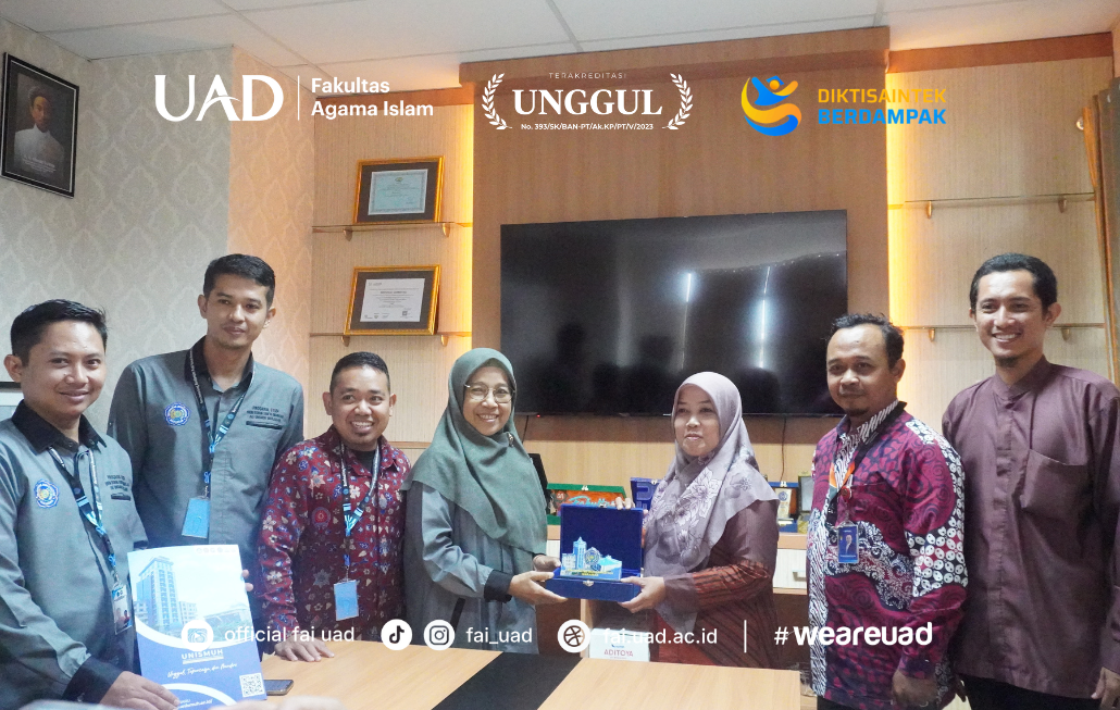 Penyerahan kenang-kenangan oleh pihak Fakultas Agama Islam Universitas Muhammadiyah Makassar Kepada Fakultas Agama Islam Universitas Ahmad Dahlan