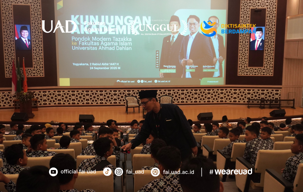 Ustadz Rofiul melakukan interaksi langsung dengan peserta