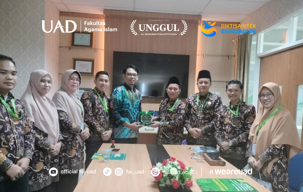 Serah terima plakat kerjasama FAI UAD dengan STIT Alquraniyah Bengkulu