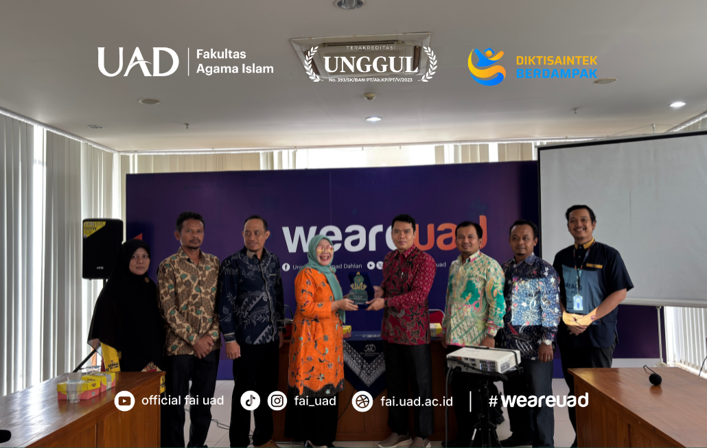 Penyerahan kenang-kenangan dari Fakultas Ushuluddin Adab dan Dakwah (FUAD) Universitas Islam Negeri Jurai Siwo Lampung kepada Fakultas Agama Islam UAD