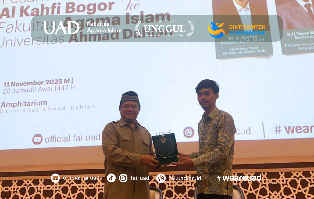 Penyerahan Cinderamata Pondok Pesantren Al-Kahfi Bogor kepada Fakultas Agama Islam 