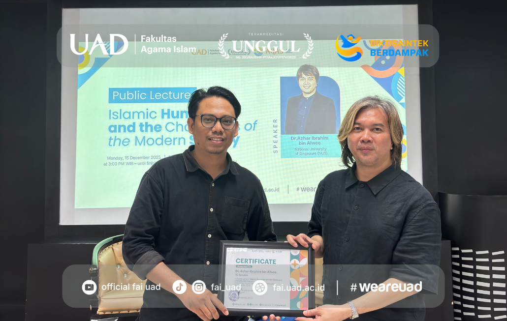 Penyerahan sertifikat pemateri oleh Dr. Arif Rahman Kepada Dr. Azhar Ibrahim bin Alwee