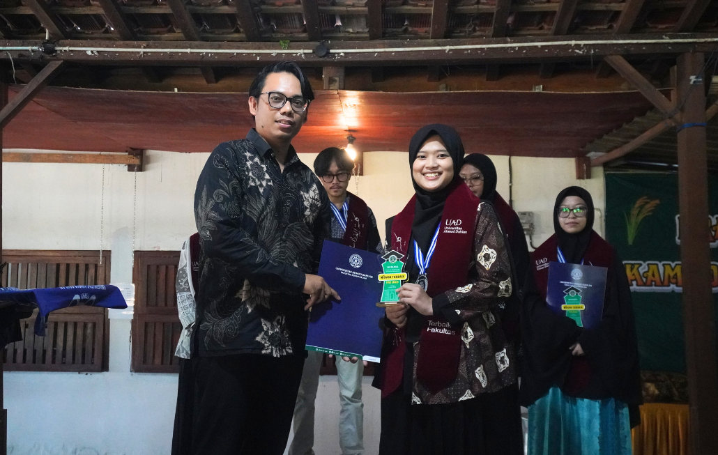 Wisudawan berprestasi tingkat fakultas Azri Afidati
