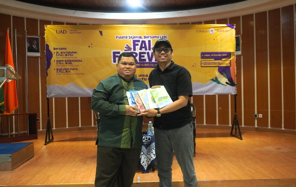 Penyerahan buku karya Budi Jaya Putra, S.Th.I., M.H.,  kepada pimpinan FAI UAD Dr. Arif Rahman, sebagai simbol dedikasi dan ikatan emosional yang tetap terjaga.