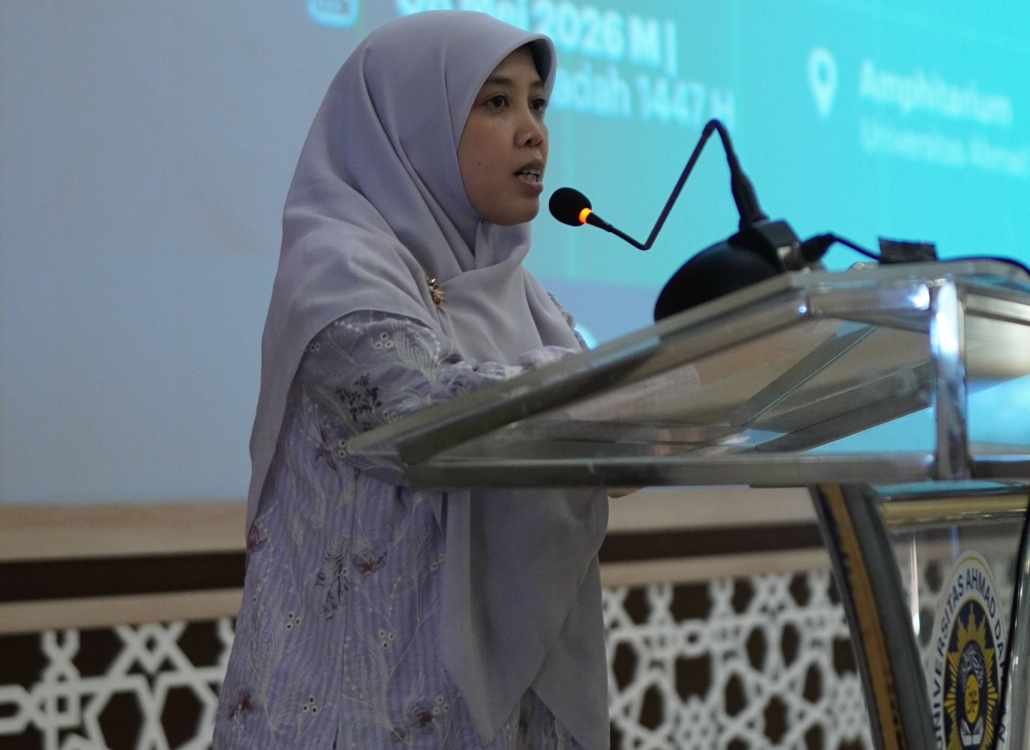 sesi pembacaan wisudawan/wisudawati terbaik oleh wakil dekan Ibu Ferawati, S.psi., M.hum. 