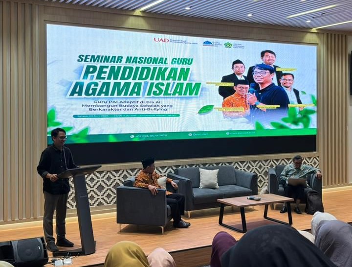 Dekan fai uad memberikan sambutan dalam seminar nasional guru PAI UAD