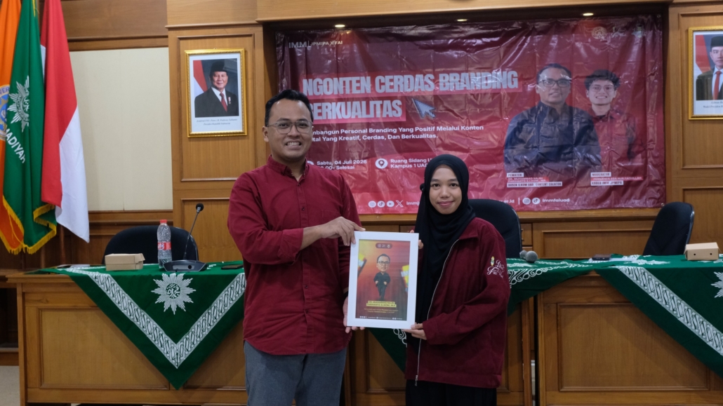 prosesi penyerahan cinderamata kepada pemateri Dr. Muhammad Najih Farihanto
