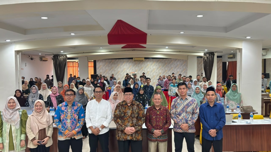 Dosen Program Doktor Studi Islam UAD, Dr. Arif Rahman, M.Pd.I., saat menyampaikan materi dalam Pelatihan Pemanfaatan AI untuk Akselerasi Penulisan Jurnal Bereputasi Global bagi Dosen dan Mahasiswa PTKI di Hotel Duta Palembang, Sabtu (19/9/2026).