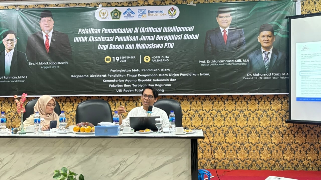 Dosen Program Doktor Studi Islam UAD, Dr. Arif Rahman, M.Pd.I., saat menyampaikan materi dalam Pelatihan Pemanfaatan AI untuk Akselerasi Penulisan Jurnal Bereputasi Global bagi Dosen dan Mahasiswa PTKI di Hotel Duta Palembang, Sabtu (19/9/2026).