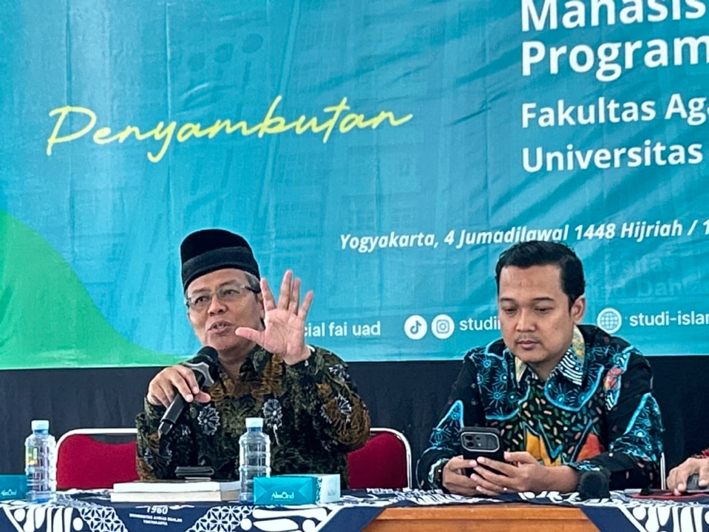 Dr. Muhammad Ikhwan Ahada, M.A, narasumber  unifikasi ilmu pada kuliah perdana mahasiswa S3 Studi Islam UAD
