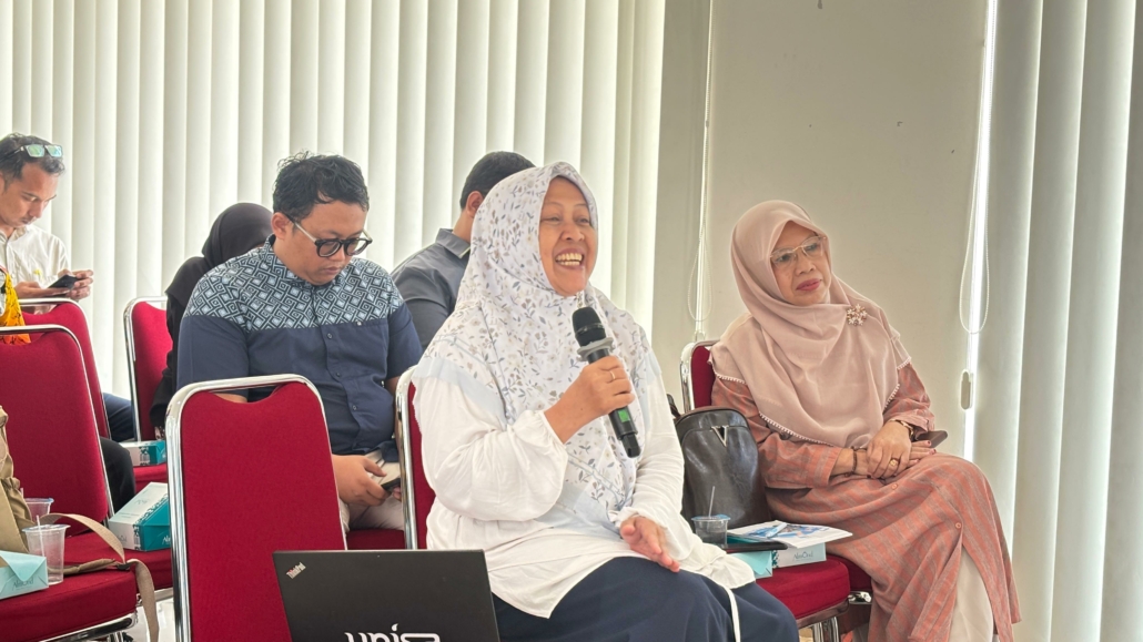 Mahasiswa doktoral bertanya dan memberikan tanggapan materi unifikasi ilmu